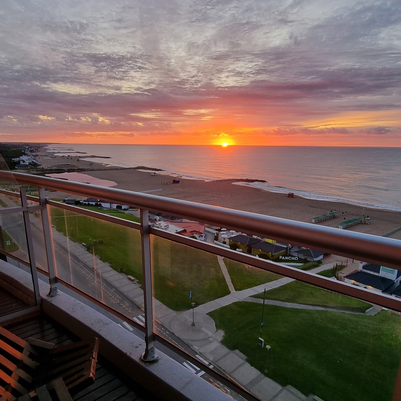 Amanecer naranja sobre la playa de Miramar